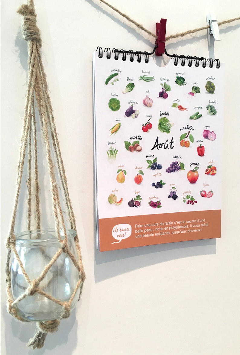 May include: A calendar featuring a colorful illustration of fruits and vegetables for the month of August. The text "Le saviez vous?" is in a speech bubble. The text below the speech bubble reads "Faire une cure de raisin c'est le secret d'une belle peau: riche en polyphenols, il vous refait une beaut&eacute; &eacute;clatante, jusqu'aux cheveux!"