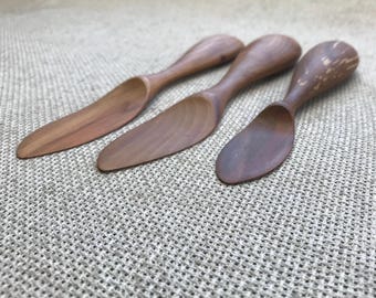 Juego de 3 cuchillos de mantequilla de madera hechos a mano, untadores de mermelada de manzana y ciruela, cuchillo para queso, regalo de cocina artesanal.