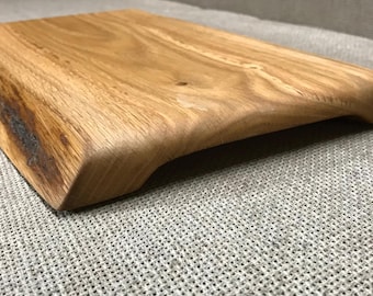 Planche à découper en chêne faite main - Assiette de service à bords naturels, finition adaptée aux aliments