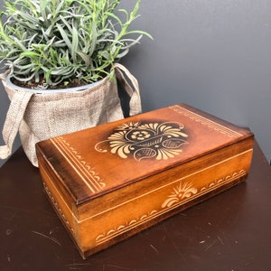 boîte en bois vintage, cercueil en bois sculpté à la main, boîte à bijoux soviétique, boîte à bijoux en bois boîte au trésor boîte à bijoux en bois antique vintage avec couvercle