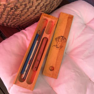 Boîte à crayons en bois vintage avec couvercle coulissant et trousse antique pour stylos et crayons, compartiment pivotant, boîte à papeterie décorée avec crayons et plumes