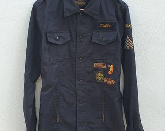 Camisa de uniforme estilo militar con glamour histérico