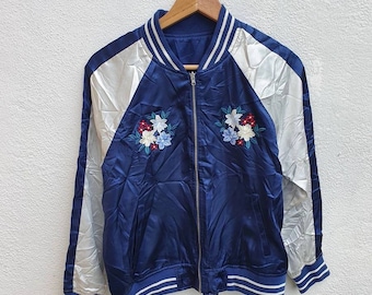 Chaqueta bomber reversible de satén bordada estilo souvenir japonés vintage con estampado floral Sukajan, talla M para mujer.