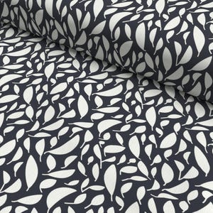 Tessuto di cotone “Foliage” con motivi a foglie in blu scuro – di snoozeboo