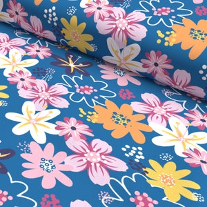 Könnte beinhalten: Ein blauer Stoff mit einem Blumenmuster. Die Blumen sind rosa, gelb und weiß. Der Stoff hat einen weißen Umriss um die Blumen.