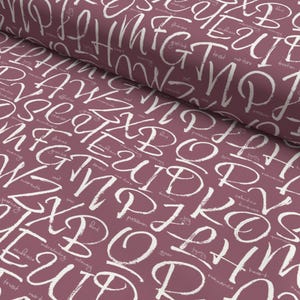 Baumwollstoff "Alphabet of Love" mit Buchstabenmotiven in Beere – by snoozeboo