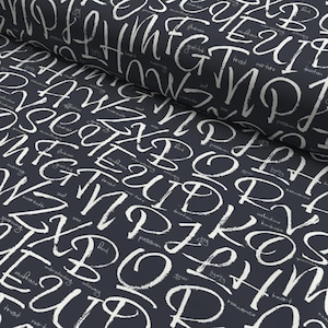 Tessuto di cotone "Alphabet of Love" con motivi di lettere in blu scuro - di snoozeboo