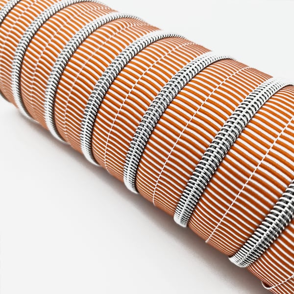 Gestreifter Reißverschluss mit metallisierter, breiter Laufschiene – Orange-Weiß/Silber