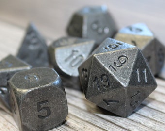Conjunto de dados de metal prateado antigo para RPGs de D&D | Estilo vintage antigo com bordas arredondadas