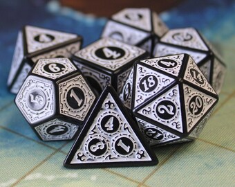Oracle's Flame Würfelset | Schwarz-Weiß-Inschriften, D&D, Pathfinder