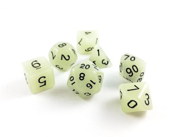 Può includere: Un set di sette dadi che si illuminano al buio per giochi da tavolo. I dadi sono di colore verde pallido con numeri neri. Il set include una varietà di forme, tra cui un dado a quattro facce, un dado a sei facce, un dado a otto facce, un dado a dieci facce, un dado a dodici facce, un dado a venti facce e un dado percentuale.