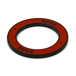 Puede incluir: Un anillo de metal rojo y negro con la palabra "RAGE" escrita en él.
