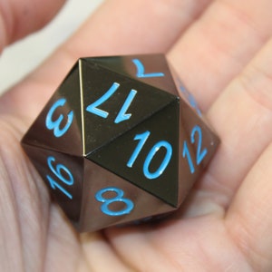 Metalen extra grote Jumbo D20 (33 mm) met zwart nikkel met blauwe nummering