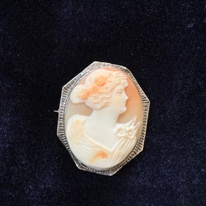 Vintage Hand-Carved Shell Cameo Brooch 1940s. Sterling silver.