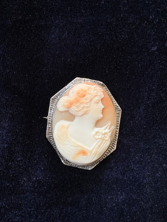 Vintage Hand-Carved Shell Cameo Brooch 1940s