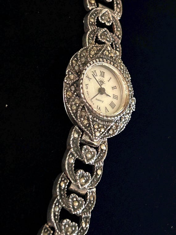 - Luxury Vintage VERY RARE!! Pristine Condition Silver Bracelet Watch VINTAGE RARE LUXURY OVAL LADIES CHROME WATCH BRACELET  main image 4