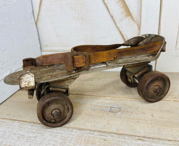 Retro Rusty Metal Roller Skate, Retro Metal Rolle… - image 1