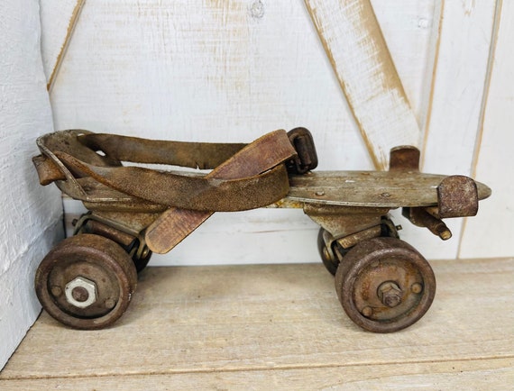 Retro Rusty Metal Roller Skate, Retro Metal Rolle… - image 2