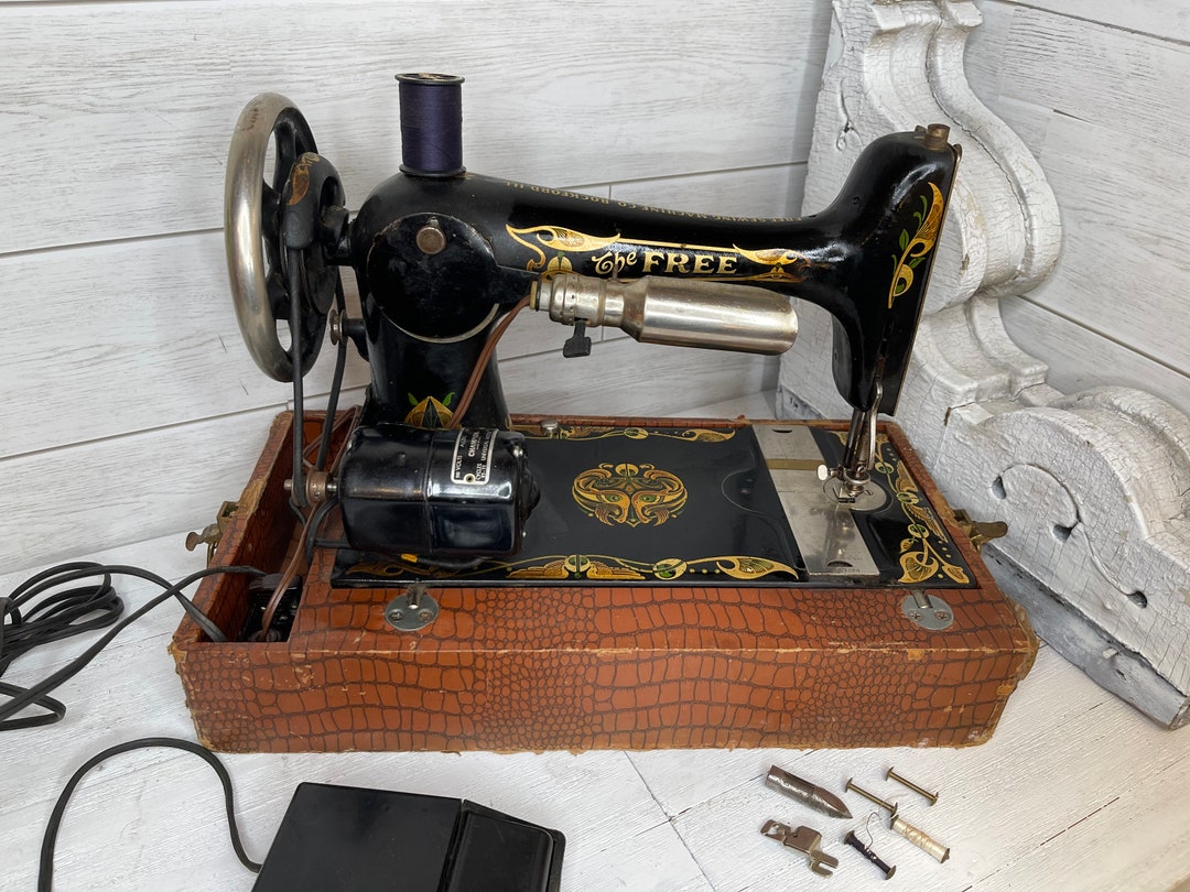 The Free Sewing Machine Co. Rockford Ill, Antique Free Portable Sewing