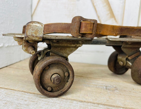 Retro Rusty Metal Roller Skate, Retro Metal Rolle… - image 3