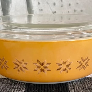 VTG Pyrex Town and Country Covered Casserole #471 1 Pint 1960’s Orange with Brown Retro Snowflake Near Perfect!