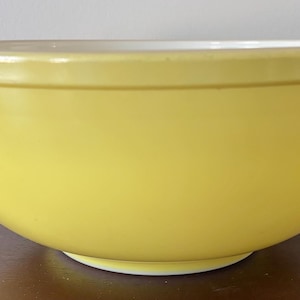 VTG Pyrex Yellow Mixing Bowl Not Numbered