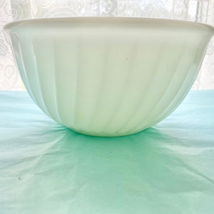 1940&#39;s Milk Glass Mixing Bowl Set Fire King &quot;SWIRL&quot; Pattern - RARE MINT