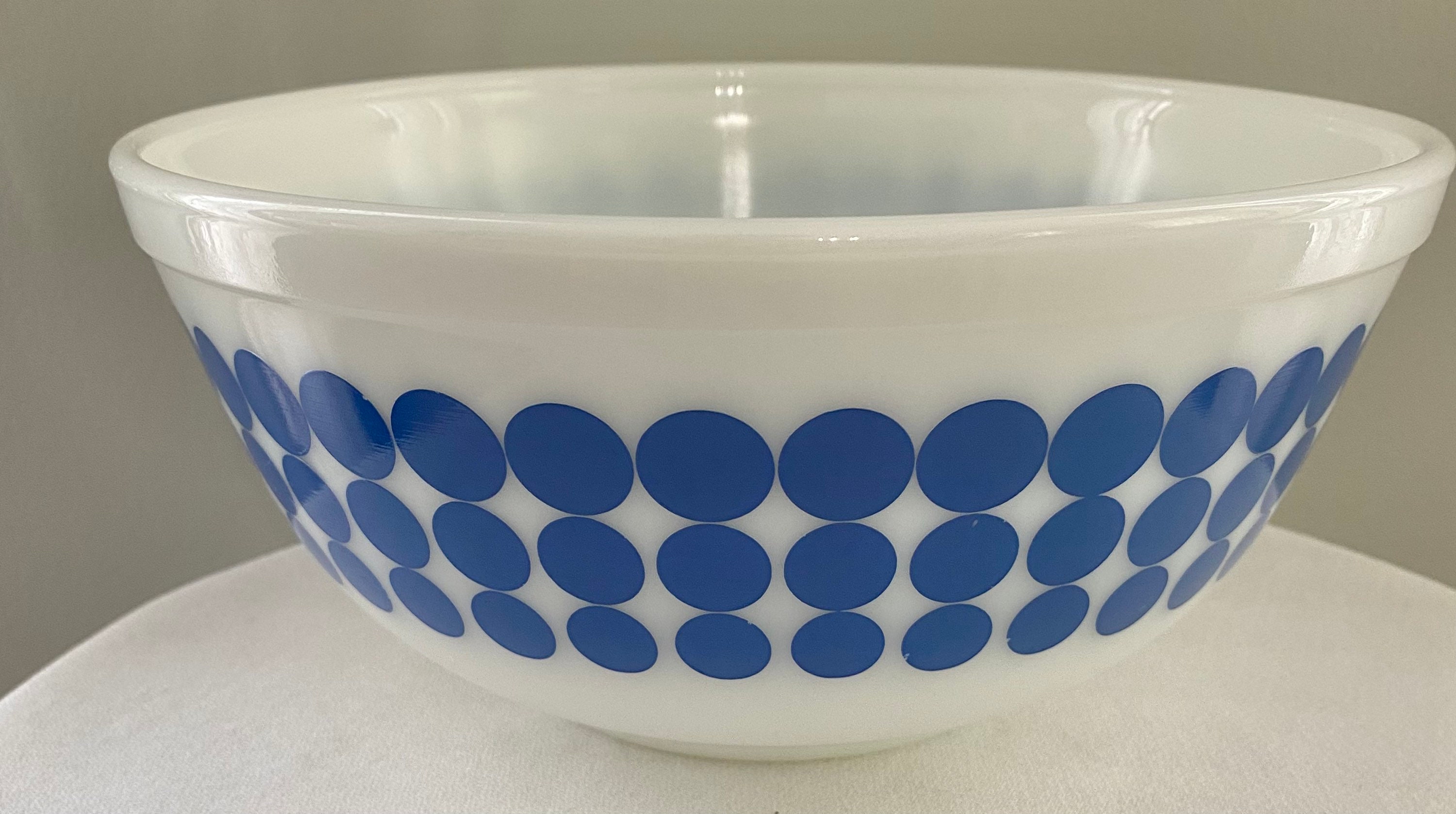 Sold at Auction: 2 Vintage Blue Pyrex Glass Mixing Bowls