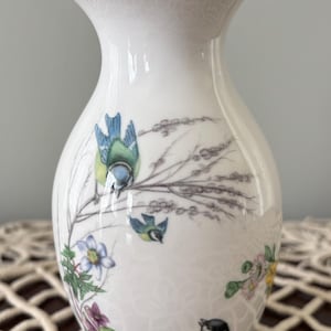 Jarrón vintage de porcelana fina Caverswall de 1977, fabricado en Inglaterra, perteneciente a la colección Country Diary.