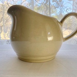 Jarra de leche vintage Pfaltzgraff Terrace de estilo moderno de granja en color capuchino/pistacho