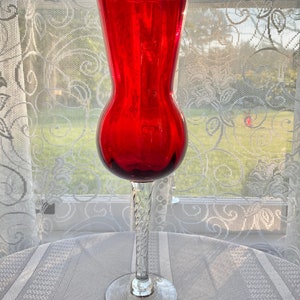 Copa de tallo transparente retorcido con parte superior festoneada y ámbar rojo VTG