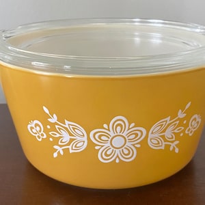 VTG Pyrex Butterfly Gold Casserole 473 with Lid Rare!