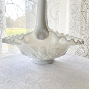 Cesto della sposa in vetro di latte con traliccio di rose vintage Westmoreland / reticolo di rose