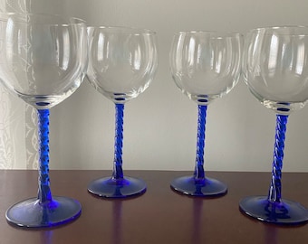 Juego de dos copas de vino con forma de globo y tallo retorcido en azul cobalto VTG