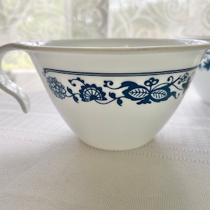 VTG Corelle Livingware by Corning Old Towne Blue / Blue Onion Hook Handle Cup Set of 3