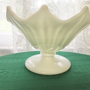 Westmoreland Milchglas Lotus Footed Kompott