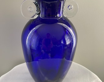 Hermoso jarrón pesado en forma de ánfora de color azul cobalto con asas transparentes