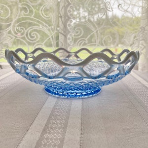 Vintage Blue Opalescent Diamond Pattern Lace Edge 20 cm Schale von Imperial Glass Company