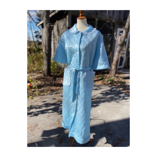 Vintage 50s Blue Quilted Robe White Lace Trim 1/2 Sleeve Peter Pan Collar Celluoid Button Up Sz L