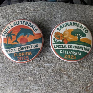 Spille speciali della Convention 2025 – Fort Lauderdale e Sacramento / JW Gifts, stile distintivo retrò