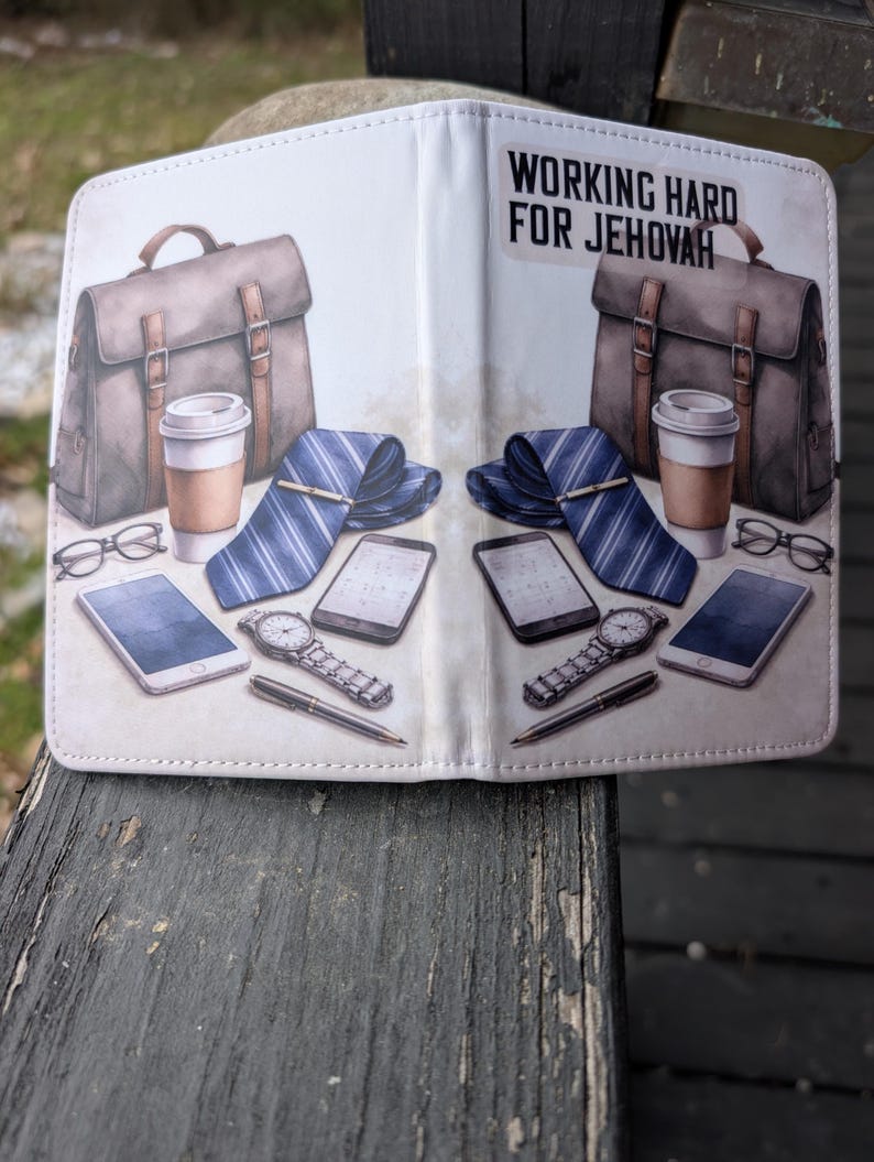 Puede incluir: Una cartera blanca plegable con un dise&ntilde;o impreso que presenta maletines, tazas de caf&eacute;, corbatas, gafas, relojes y tel&eacute;fonos inteligentes. El texto "WORKING HARD FOR JEHOVAH" est&aacute; impreso en la parte superior.
