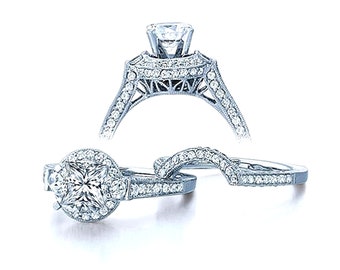 Puede incluir: Un conjunto de dos anillos de compromiso de plata con una piedra central de diamante de corte cuadrado y un halo de diamantes más pequeños. Los anillos se muestran sobre un fondo blanco.