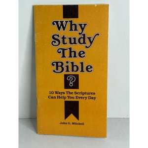 Peut inclure: Un livre de poche avec une couverture jaune. Le titre "Why Study The Bible?" est affiché dans une police de caractères stylisée. La couverture comprend également le texte "10 Ways The Scriptures Can Help You Every Day" et le nom de l'auteur, John G. Mitchell.