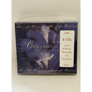 Könnte beinhalten: Ein 4-CD-Set mit dem Titel Compassion Music for Romance, das einen dunkelblauen Hintergrund mit weißen Blumenmotiven aufweist. Ein vertikales cremefarbenes Etikett auf der rechten Seite zeigt 4 CDs, Includes 8 Bonus Notecards and Envelopes in roter Schrift.