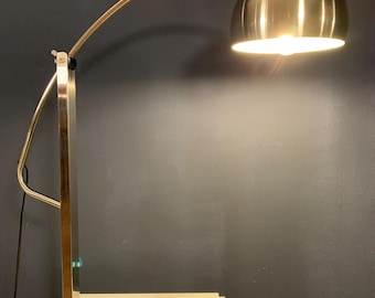 Grote stilistisch verstelbare verchroomde boogtafel-/bureaulamp op zware marmeren voet