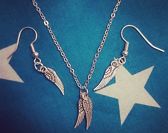 Ketting en oorbellen met engelenvleugels.