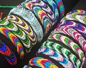 Pulseras de la amistad ajustables LGBTQIA+ tejidas a mano. MLM, no binarias, transgénero, lesbianas, bisexuales, arcoíris. El regalo perfecto.