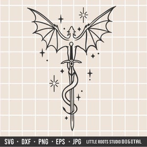 Op de afbeelding: Zwart-wit digitale illustratie met een zwaard met een slang eromheen, drakenvleugels en een boomachtige vorm boven het zwaard. Het ontwerp bevat stervormige accenten en de tekst "SVG * DXF * PNG * EPS * JPG LITTLE ROOTS STUDIO DIGITAL".