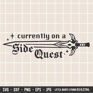 Może przedstawiać: Czarny projekt graficzny przedstawiający miecz z napisem "currently on a Side Quest". Projekt zawiera gwiazdy i elementy dekoracyjne. Obraz jest plikiem cyfrowym, odpowiednim do różnych projektów rzemieślniczych.