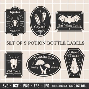 Könnte beinhalten: Satz von neun schwarzen und weißen Etiketten für Zaubertrankflaschen mit gruseligen Halloween-Motiven. Die Etiketten zeigen Illustrationen einer Spinne, Kristallen, einer Fledermaus, einem Zahn, Pilzen und einem Geist. Der Text auf den Etiketten lautet "Spider Venom", "Crystal Tonic", "Bat Wing Tonic", "Old Teeth", "Toadstool", "Ghost Tears" und "100% Pure".